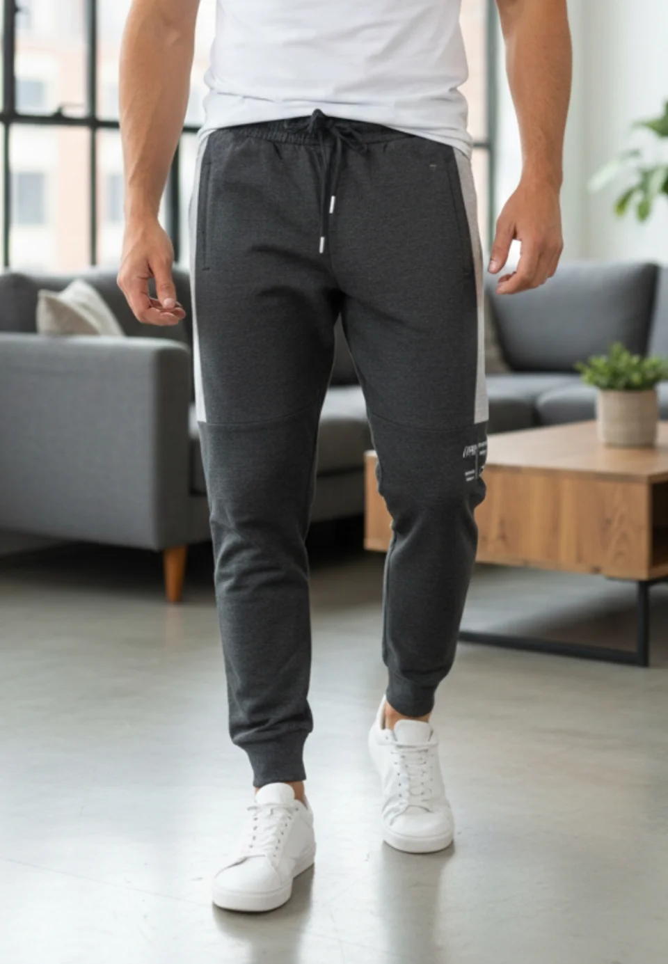 Pantaloni de trening bărbați gri închis cu detalii gri deschis, imprimeu „YOU ARE STRONGER”