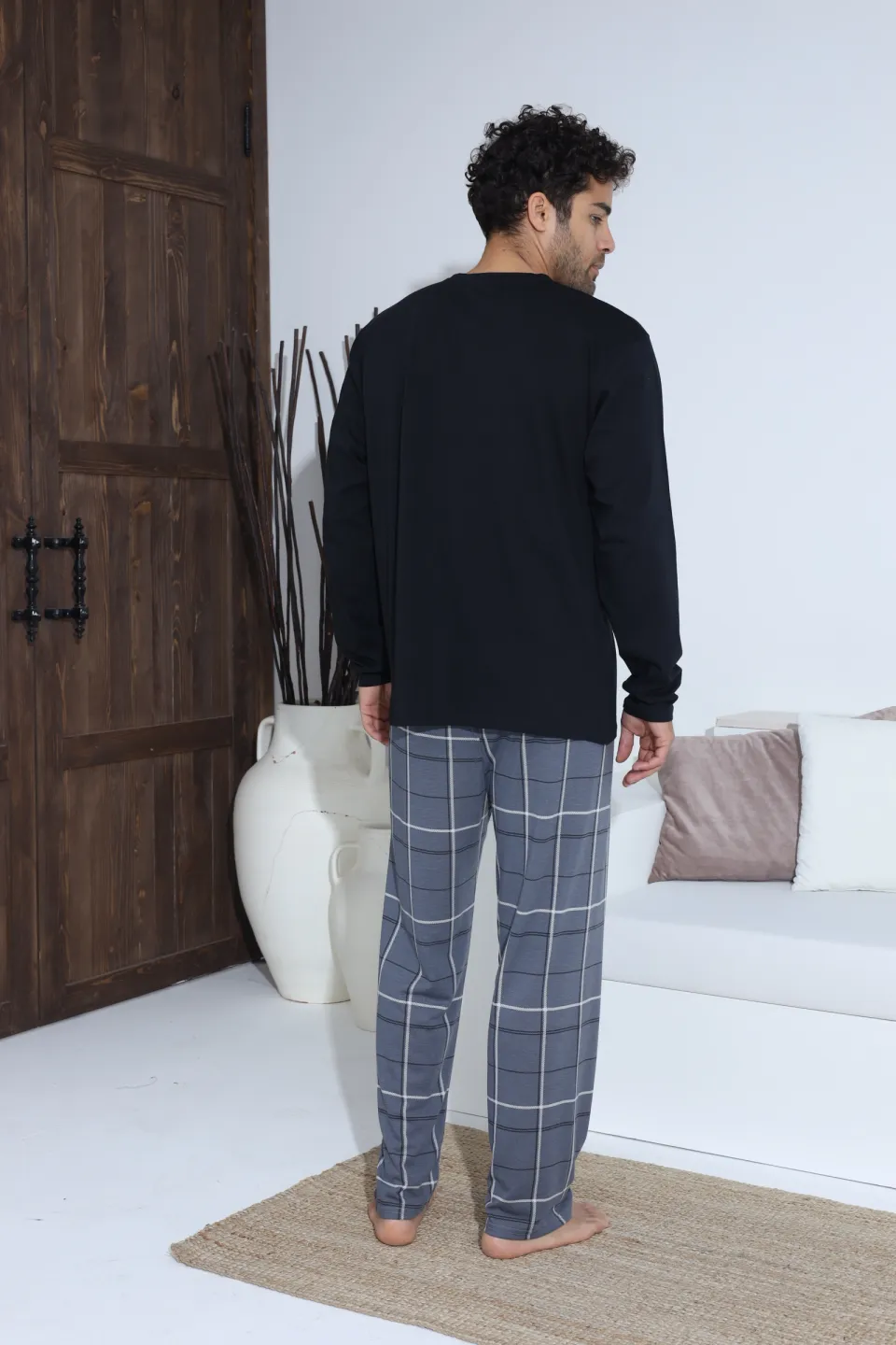 Pijamale bărbați – bluză neagră cu nasturi și ecuson, pantaloni gri în carouri, 100% bumbac