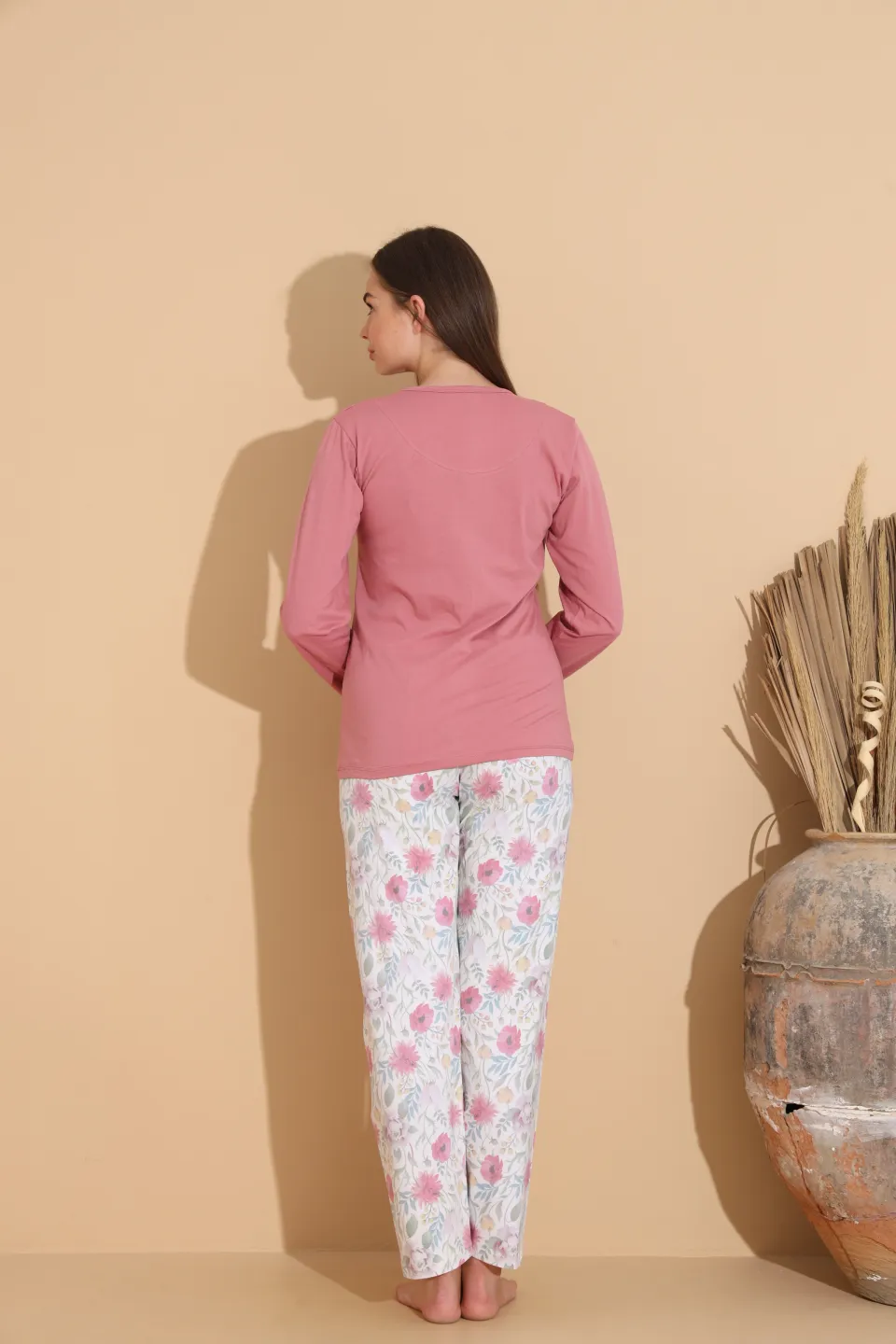 Pijama damă roz prăfuit, bluză „Flowers” și pantaloni cu imprimeu floral – 100% bumbac
