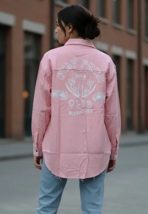 Cămașă denim damă roz cu capse și imprimeu „Love Insensitize”