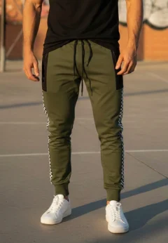 Pantaloni de trening bărbați verzi cu detalii negre și model șah