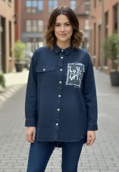 Cămașă denim damă bleumarin cu capse și imprimeu „Love Insensitize”