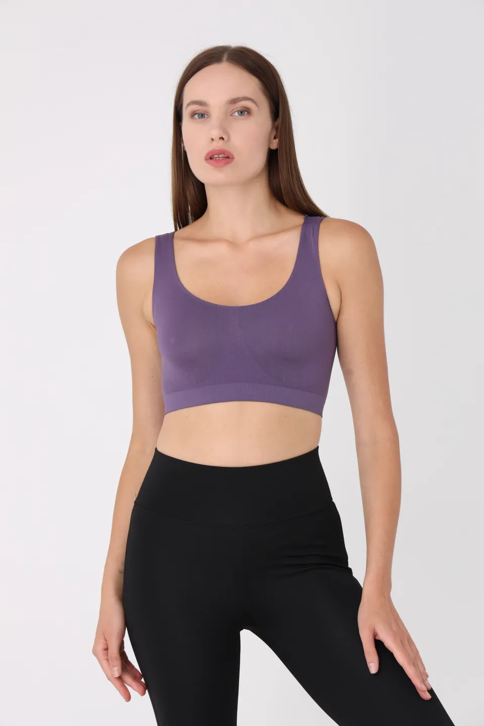 Bustieră lejeră mov cu bretele late – fără push-up