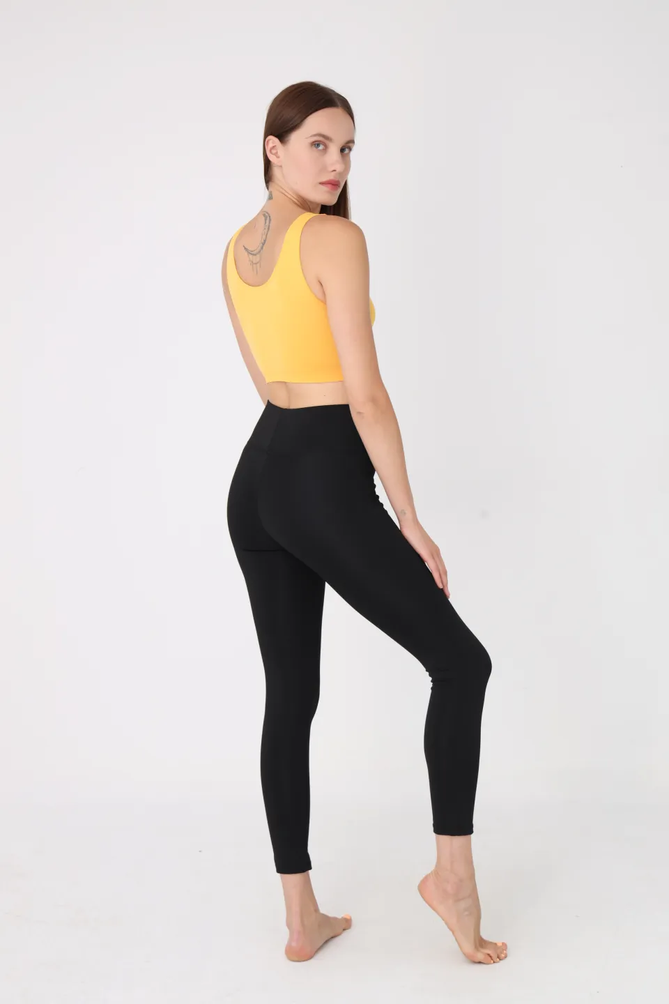 Bustieră lejeră galben cu bretele late – fără push-up