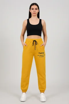 Pantaloni de trening damă mustar cu șiret și imprimeu "Feeling"