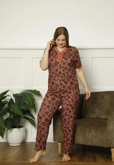 Pijamale damă Big Size, mânecă scurtă, pantaloni lungi, culoare cărămiziu, imprimeu floral — imagine 2