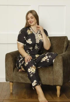 Pijamale damă Big Size, mânecă scurtă, pantaloni lungi, culoare maro, imprimeu floral