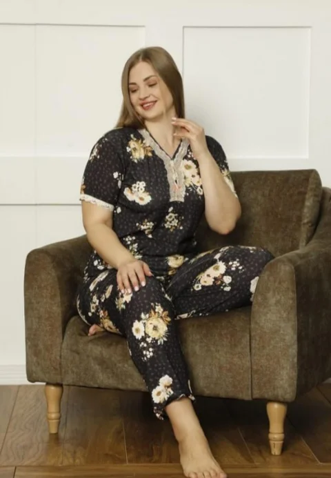 Pijamale damă Big Size, mânecă scurtă, pantaloni lungi, culoare maro, imprimeu floral — imagine 1