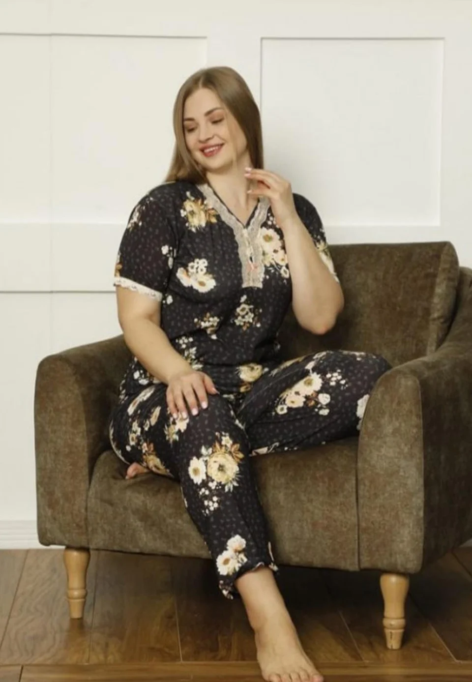 Pijamale damă Big Size, mânecă scurtă, pantaloni lungi, culoare maro, imprimeu floral