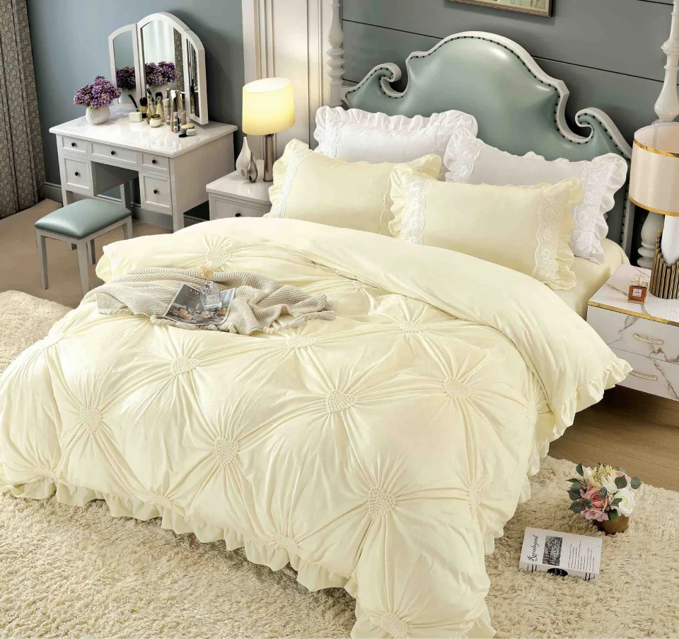 Lenjerie de pat din catifea cu pliuri si dantela, 4 piese, pentru pat dublu, culoare CREM