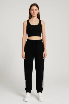 Pantaloni de trening damă negri cu dungi gri la glezne și buzunare cu fermoar