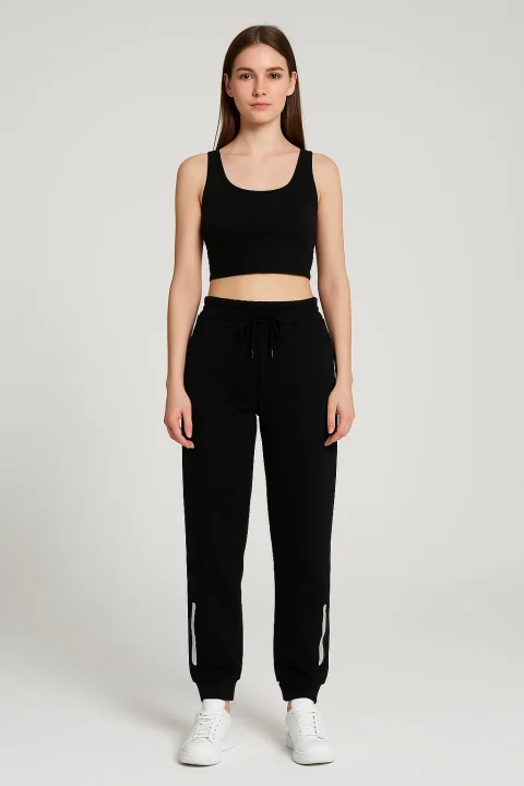 Pantaloni de trening damă negri cu dungi gri la glezne și buzunare cu fermoar