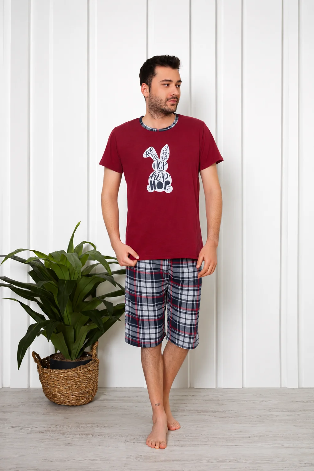 Pijama bărbat din bumbac, mânecă scurtă și pantaloni 3/4, imprimeu iepure hip-hop, rosu