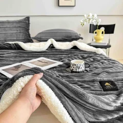 Patura premiu 3D cu blanita, +2 fete perna , GRI INCHIS