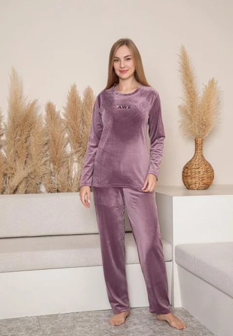 Pijama damă toamnă-iarnă roz pudră din catifea cu imprimeu „AWE”