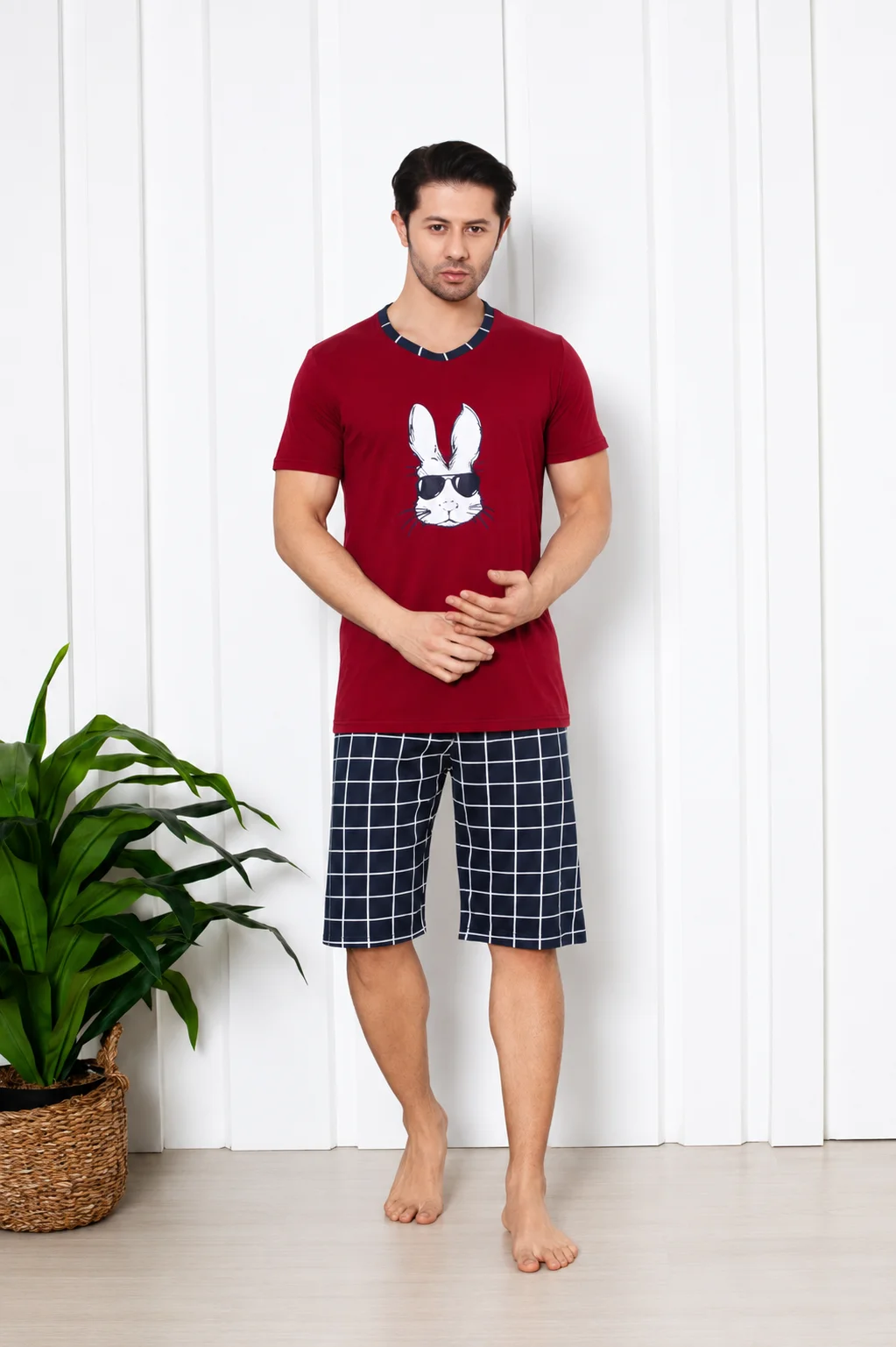 Pijama bărbat din bumbac, mânecă scurtă și pantaloni 3/4, imprimeu iepure cu ochelari, rosu