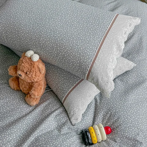 Lenjerie de pat  cu elastic si broderie, bumbac 100%. GRI cu flori mici GF-27 — imagine 3