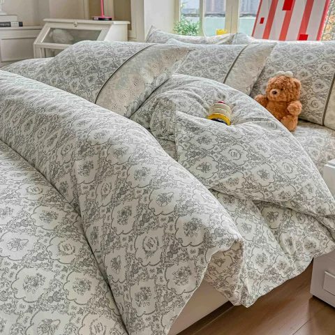 Lenjerie de pat  cu elastic si broderie, bumbac 100%. ALB- GRI cu modele-AG-26 — imagine 2