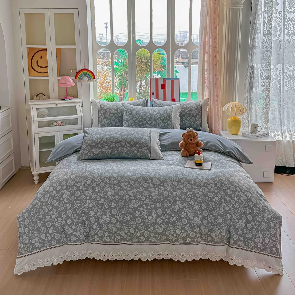 Lenjerie de pat  cu elastic si broderie, bumbac 100%. GRI flori ALBE GA-25