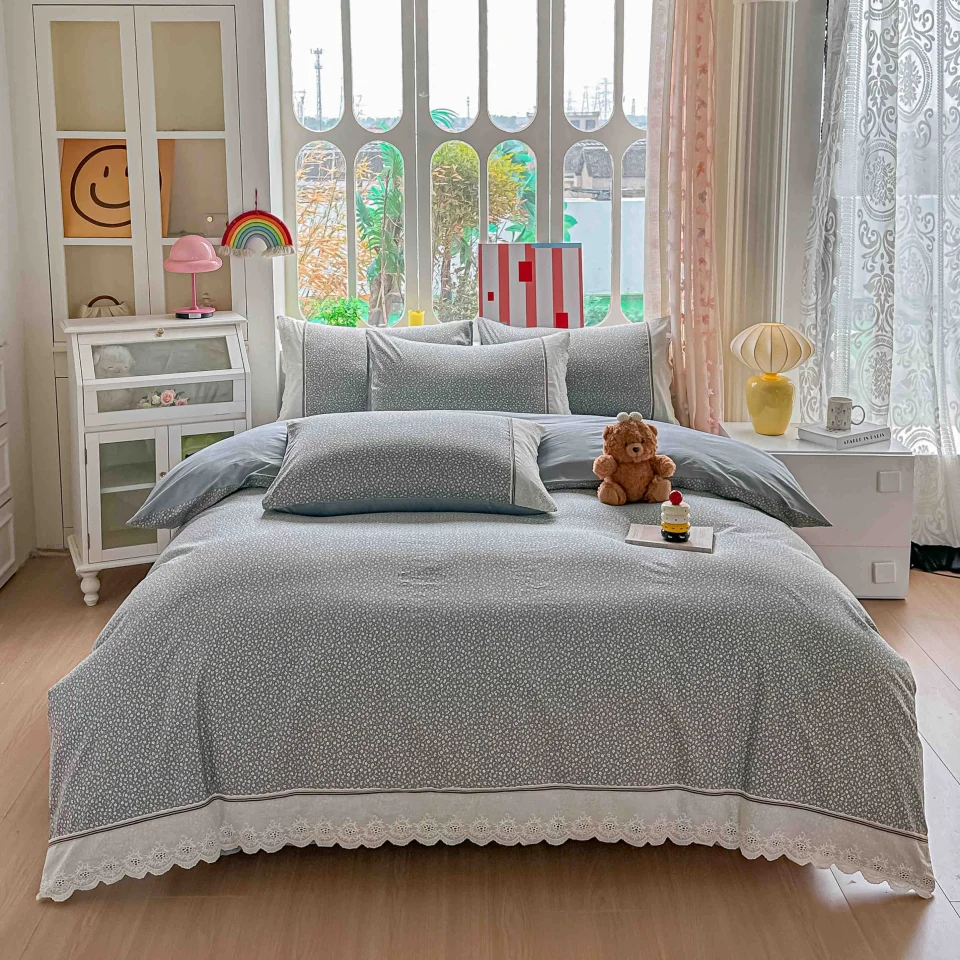 Lenjerie de pat  cu elastic si broderie, bumbac 100%. GRI cu flori mici GF-27