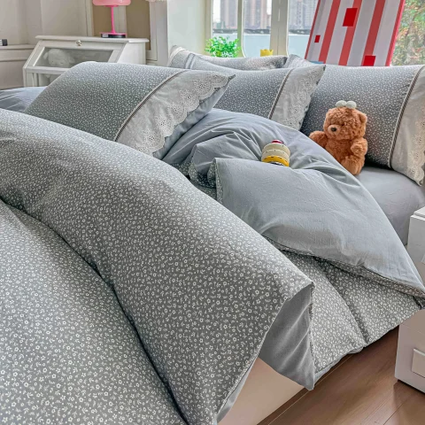 Lenjerie de pat  cu elastic si broderie, bumbac 100%. GRI cu flori mici GF-27 — imagine 2