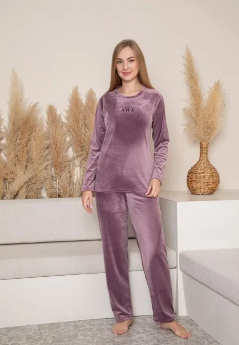 Pijama damă toamnă-iarnă roz pudră din catifea cu imprimeu „AWE”