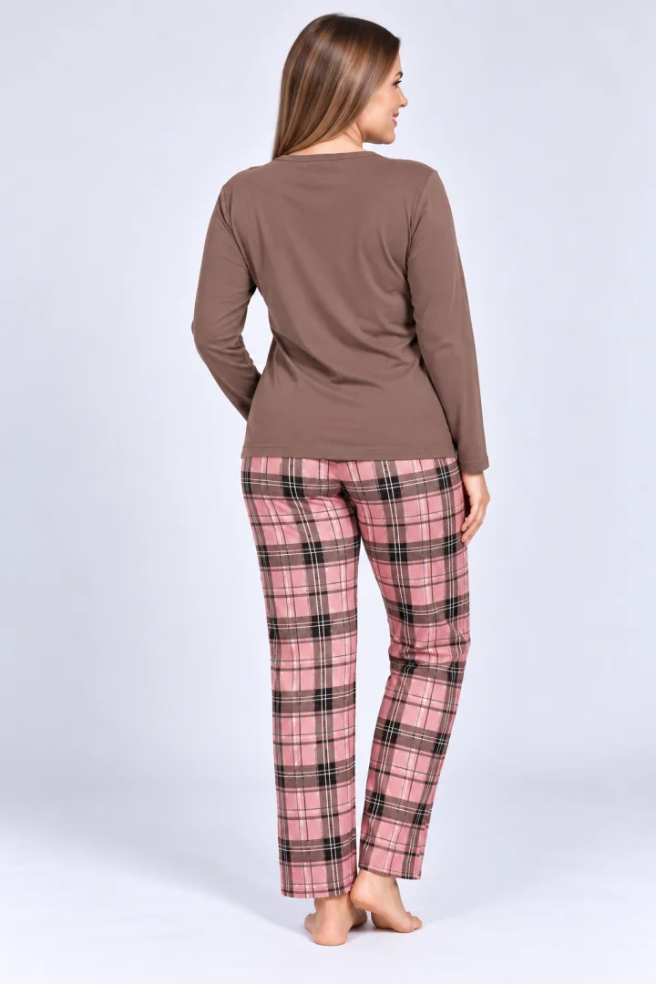 Pijama de dama cu bluza cu maneca lunga maro si pantaloni lungi in carouri