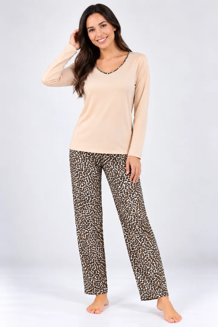Pijama de dama roz pudra cu maneca lunga si pantaloni lungi leopard