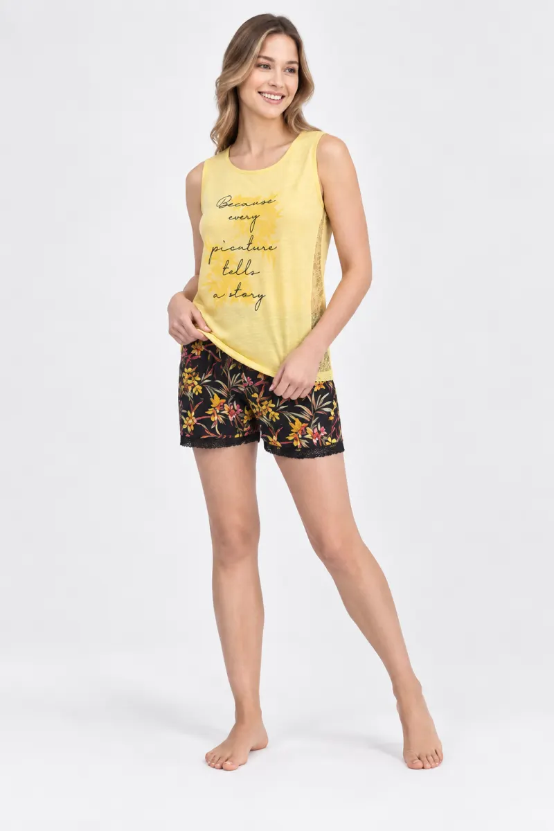 Pijama damă cu bluză tip maiou cu dantelă laterală și pantaloni scurți, imprimeu floral, culoare galben