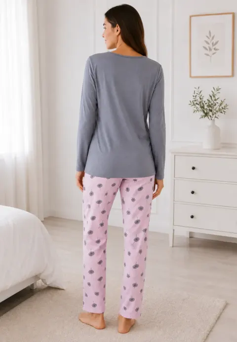Pijama de dama gri cu maneca lunga si pantaloni lungi roz cu flori