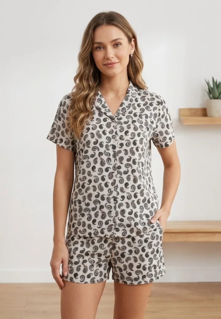 Pijama damă cu bluză cu nasturi, mânecă scurtă și pantaloni scurți, imprimeu leopard