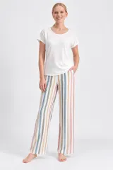Set format din bluză cu broderie decolteu rotund și pantaloni cu dungi