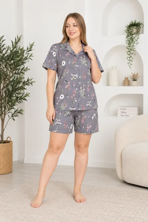 Pijama damă cu bluză cu nasturi, mânecă scurtă și pantaloni scurți, imprimeu floral