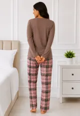 Pijama de dama cu bluza cu maneca lunga maro si pantaloni lungi in carouri