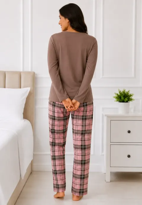 Pijama de dama cu bluza cu maneca lunga maro si pantaloni lungi in carouri