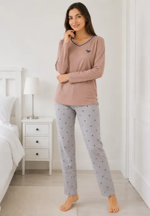 Pijama de dama crem cu maneca lunga si pantaloni lungi gri cu fundite