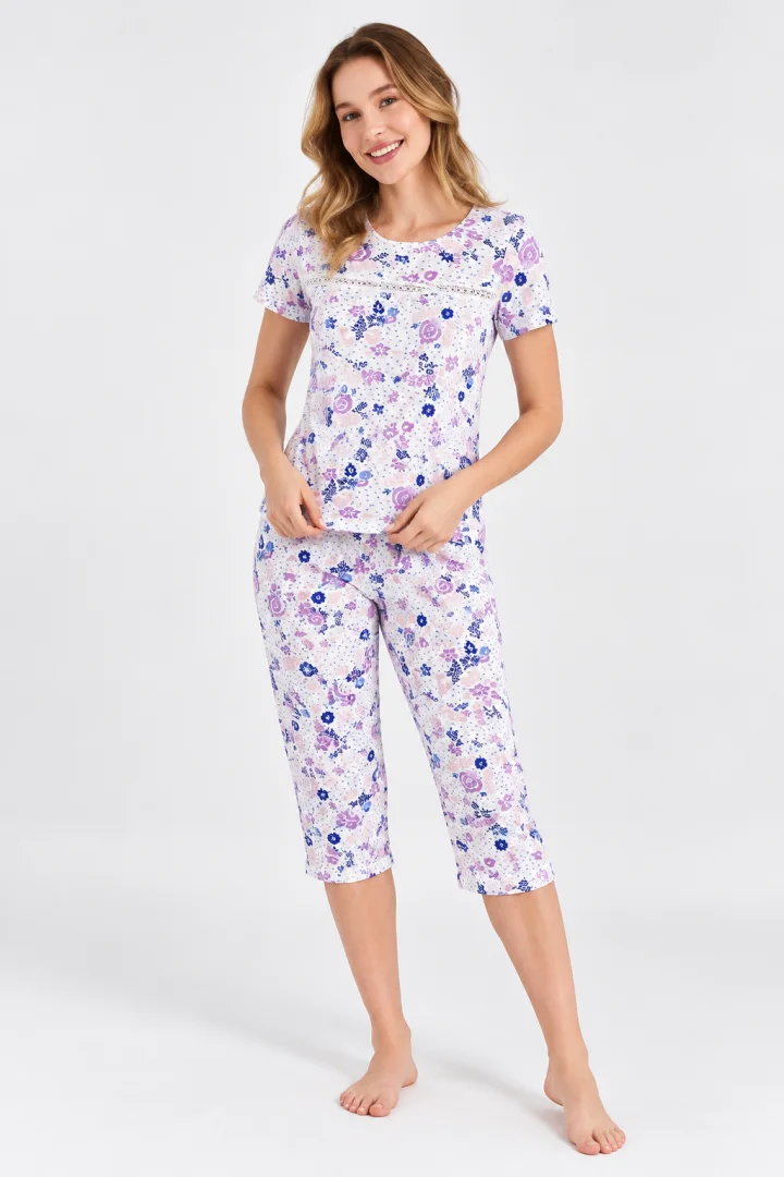 Pijama damă cu bluză cu mânecă scurtă și pantaloni 3/4, imprimeu floral, mov