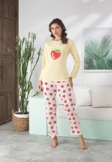 Pijama damă, bluză galbenă și pantaloni albi, imprimeu cu căpșuni