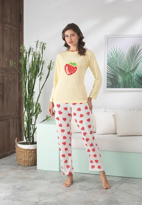 Pijama damă, bluză galbenă și pantaloni albi, imprimeu cu căpșuni