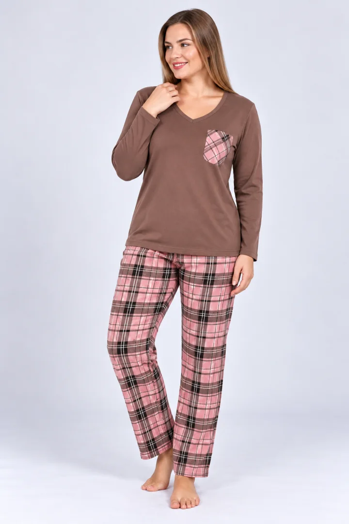 Pijama de dama cu bluza cu maneca lunga maro si pantaloni lungi in carouri