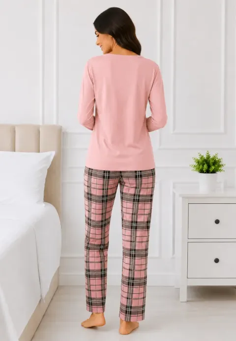 Pijama de dama cu bluza cu maneca lunga roz deschis si pantaloni lungi in carouri