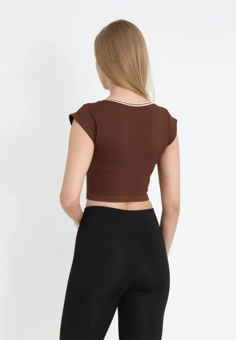 Tricou crop damă cu mânecă scurtă, decolteu adânc și material elastic, maro
