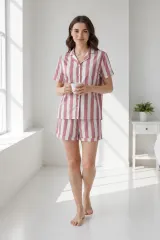 Pijama damă cu bluză cu nasturi, mânecă scurtă și pantaloni scurți, imprimeu dungi, roz/alb