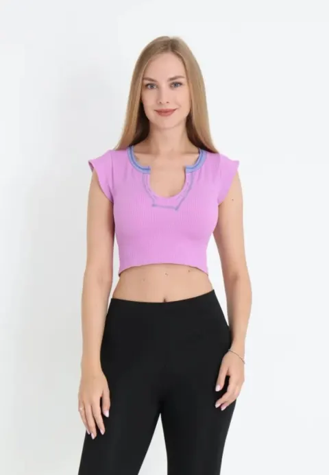 Tricou crop damă cu mânecă scurtă, decolteu adânc și material elastic, mov