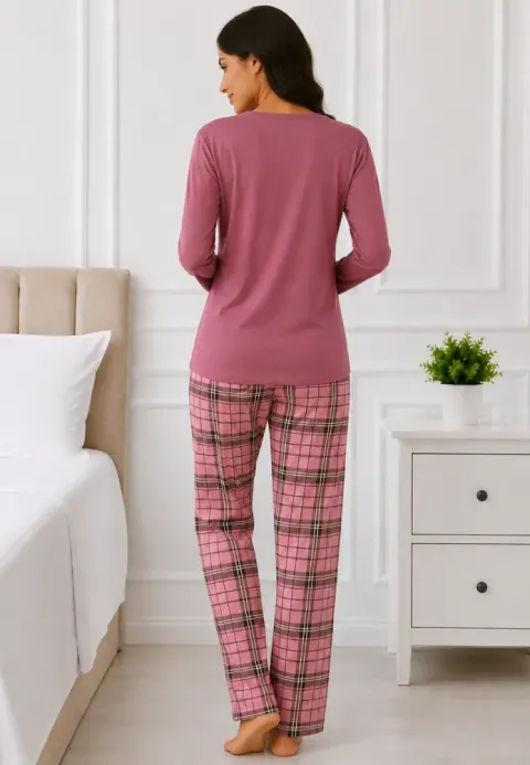 Pijama de dama cu bluza cu maneca lunga roz prafuit si pantaloni lungi in carouri