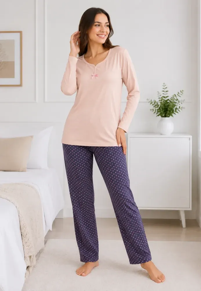 Pijama de dama roz deschis cu maneca lunga si pantaloni lungi gri cu buline