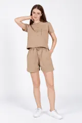 Compleu damă din bumbac 100%, cu tricou cu mânecă scurtă și pantaloni scurți cu talie elastică, latte