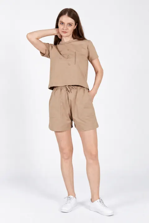 Compleu damă din bumbac 100%, cu tricou cu mânecă scurtă și pantaloni scurți cu talie elastică, latte