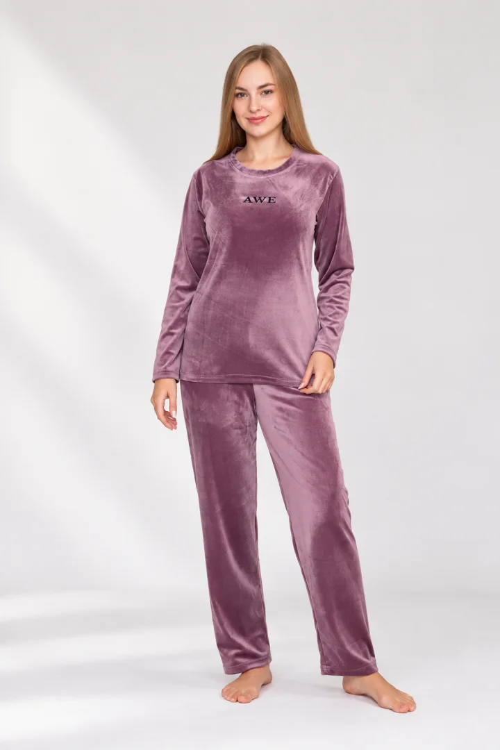 Pijama damă toamnă-iarnă roz pudră din catifea cu imprimeu „AWE”