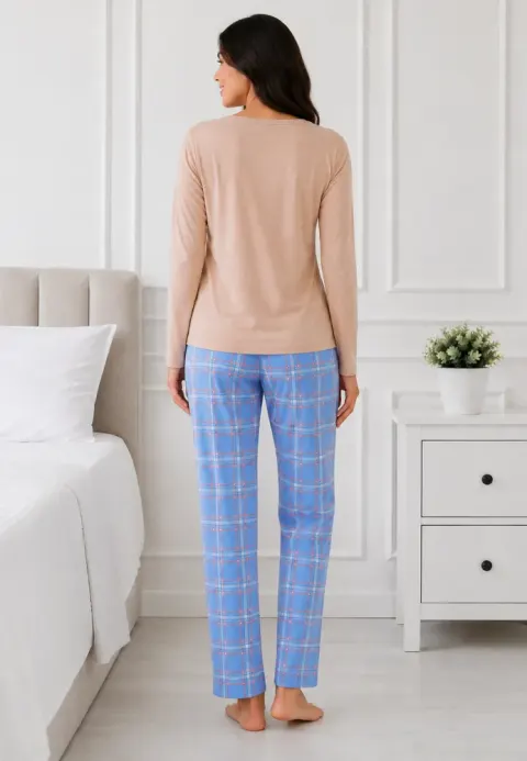 Pijama de dama cu bluza bej cu maneca lunga si pantaloni lungi blue cu carouri